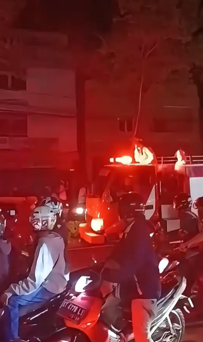 Gegara Tidak Dikasih Jalan, Mobil Pemadam Kebakaran Seruduk Mobil yang Berjalan Lambat di Depannya! Warganet: Naikkan Gaji Damkar