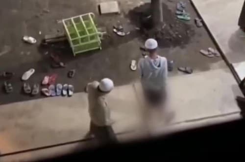 Ngeri! Viral Video Memperlihatkan Kiai Cambuk Bocah Santri Gunakan Rotan hingga Kaki Melepuh