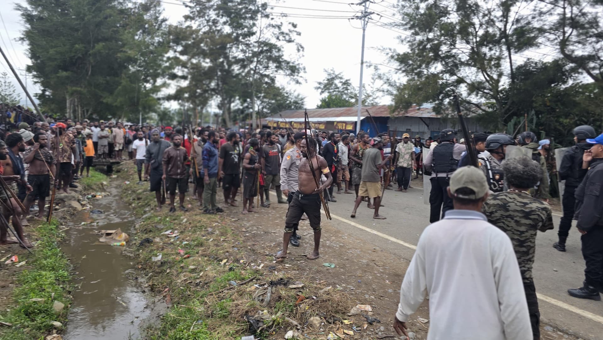 Polisi redam bentrok dua kelompok warga di Wamena, Papua Pegunungan (Foto: Polri)