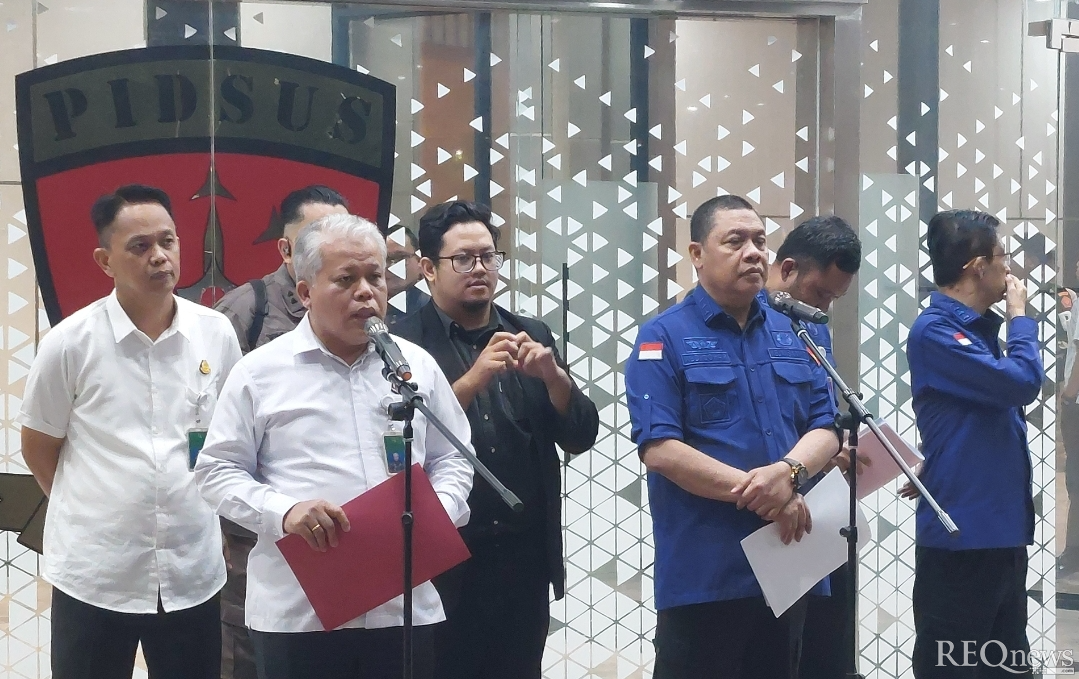 Direktur Penyidikan Jampidsus Kejagung, Abdul Qohar dan Kapuspenkum Kejagung Harli Siregar dalam konferensi pers di Kejagung, Jakarta Selatan (Foto: Hastina/REQnews)