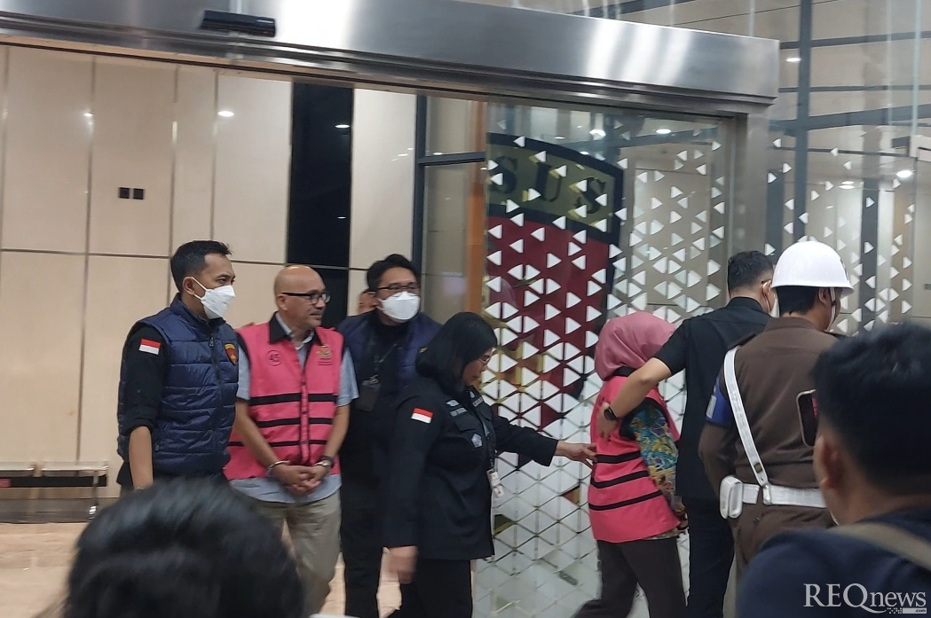 Dua tersangka kasus dugaan korupsi pengadaan Chromebook di Kemendikbud Ristek (Foto: Hastina/REQnews)