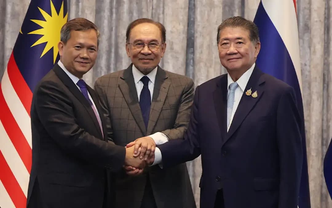 PM Malaysia Anwar Ibrahim usai konferensi pers bersama PM Kamboja Hun Manet (kiri) dan penjabat PM Thailand Phumtham Wechayachai di Putrajaya, Senin 28 Juli. Foto: Bernama