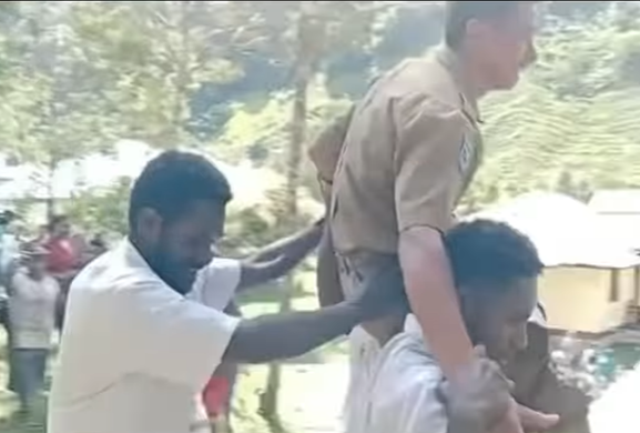 Mengharukan! Para Siswa di Papua Angkat Guru di Atas Pundak Sebagai Wujud Penghargaan