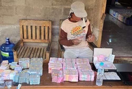 Kejaksaan Tinggi Jakarta mengamankan barang bukti uang tunai Rp1 miliar dengan perhiasan dan logam mulia kasus korupsi Bank Jatim (Foto: Kejati Jakarta)