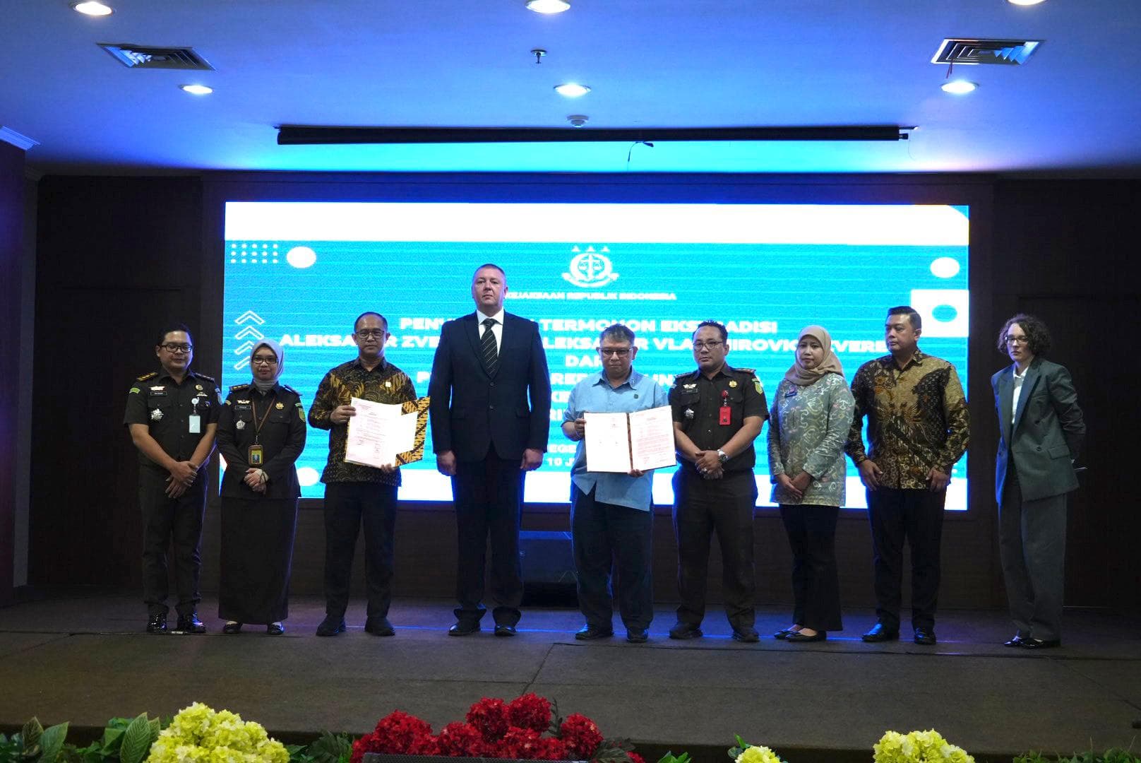 Proses penyerahan buronan Interpol Aleksandr Vladimirovich Zverev ke Rusia (Foto: Kejaksaan)