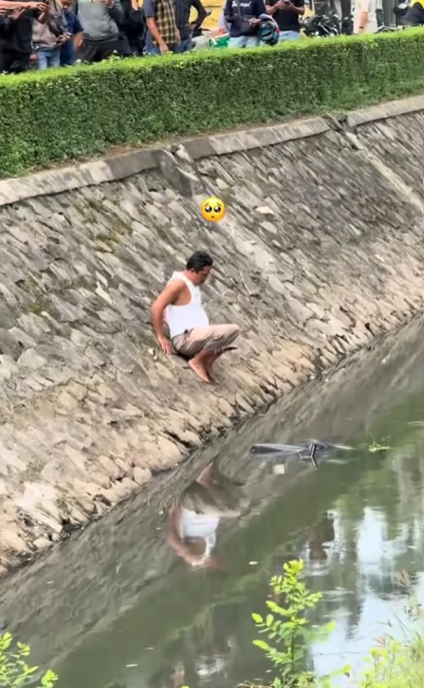 Viral Bapak-bapak Diduga Berusaha Evakuasi Sendiri Pengendara yang Jatuh ke Dalam Kali di PIK, Warga Lain Terlihat Hanya Menonton