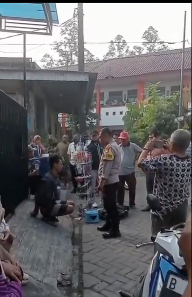 Viral Video Pedagang Gelang di SD Tangerang City Ditendang Polisi Gegara Tunjukkan Kemaluan di Depan Anak Sekolah, Warganet: Harusnya Kemaluannya Ditendang