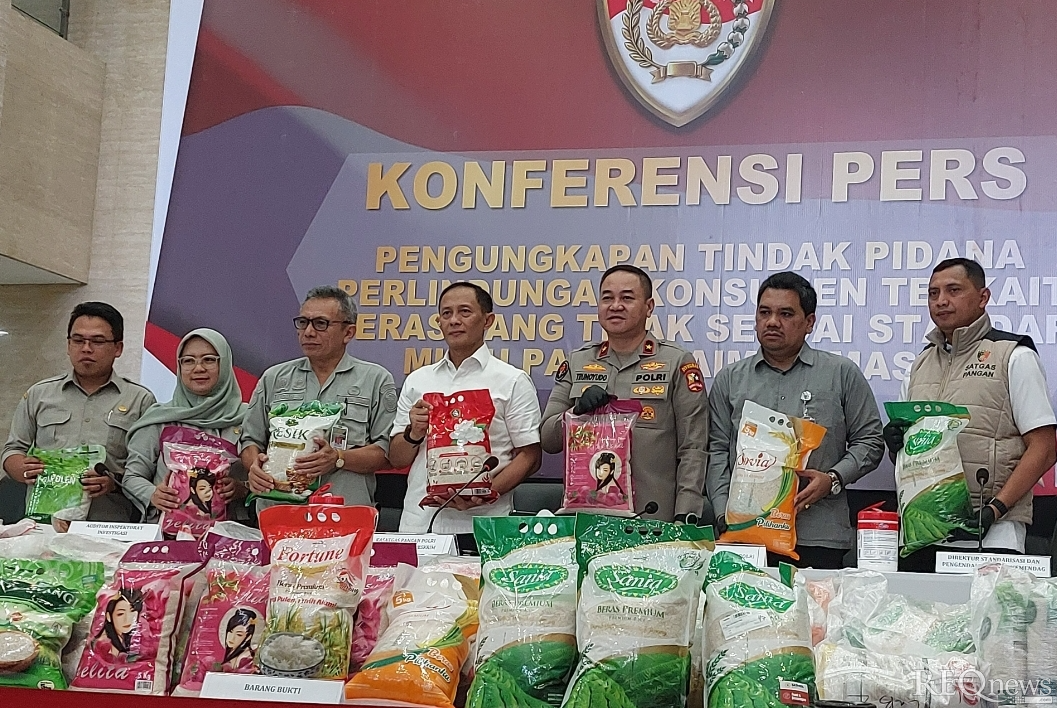 Pengungkapan kasus dugaan pelanggaran standar mutu dan takaran beras premium kemasan (Foto: Hastina/REQnews)