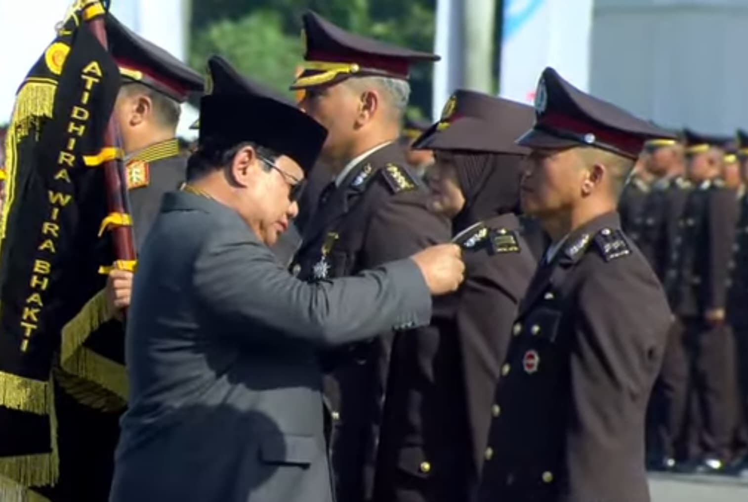 Presiden Prabowo Subianto menyematkan Bintang Bhayangkara Narariya kepada tiga anggota Polri (Foto: YouTube Setpres)