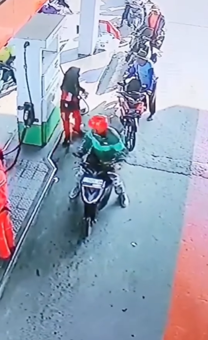 Viral Pria Berjaket Ojol Lempar Uang ke Lantai Saat Bayar Isi Bensin, Warganet: Giliran Dilawan Bawa Kawan