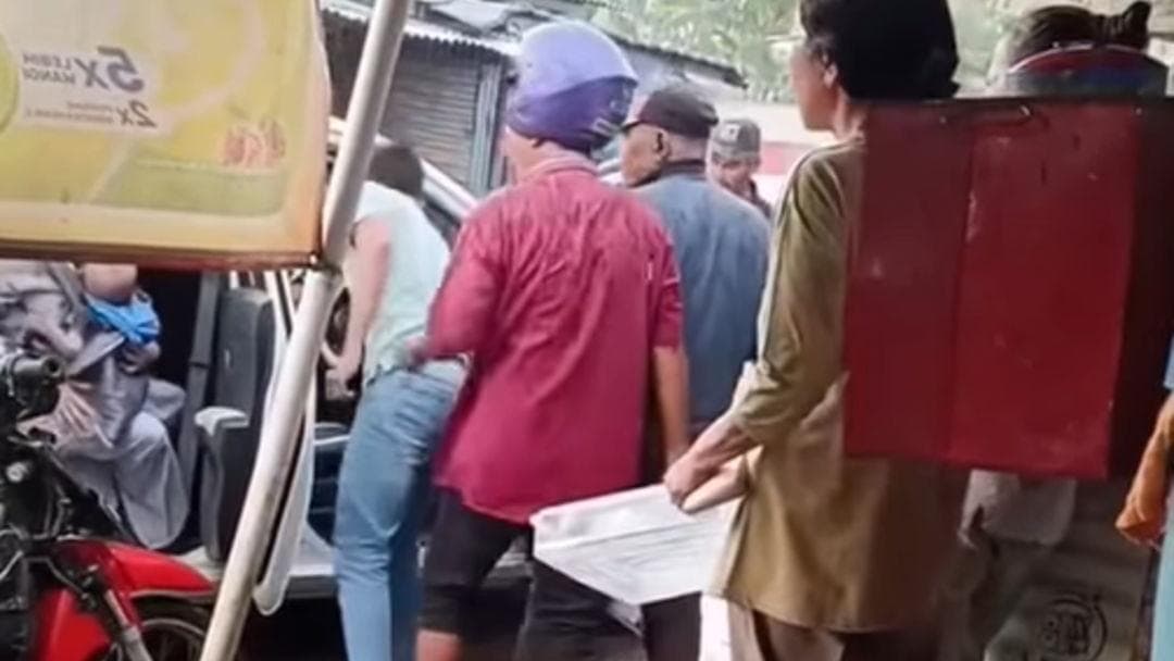 Ibu bawa bayi dipaksa turun dari taksi online di Tigaraksa, Kabupaten Tangerang (Foto: Istimewa)
