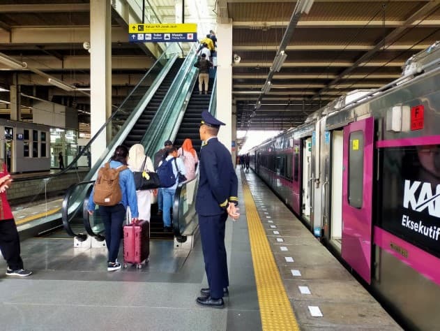 Antisipasi Kepadatan Lalu Lintas Pesta Rakyat HUT ke-80 RI di Monas, 10 Perjalanan KA dari Gambir Berhenti Luar Biasa di Stasiun Jatinegara.