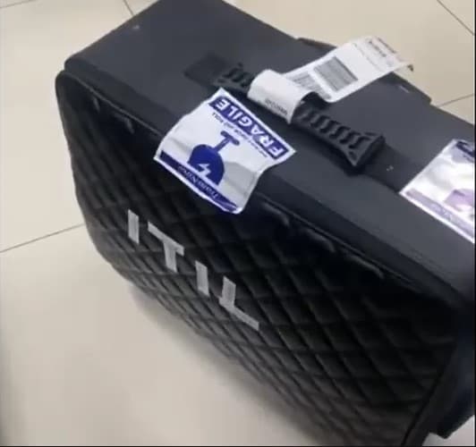 Viral Oknum Petugas Maskapai TransNusa Diduga Lakukan Pelecehan, Tempel Stiker Tak Senonoh di Koper Penumpang. (Foto: X @upipiuu)