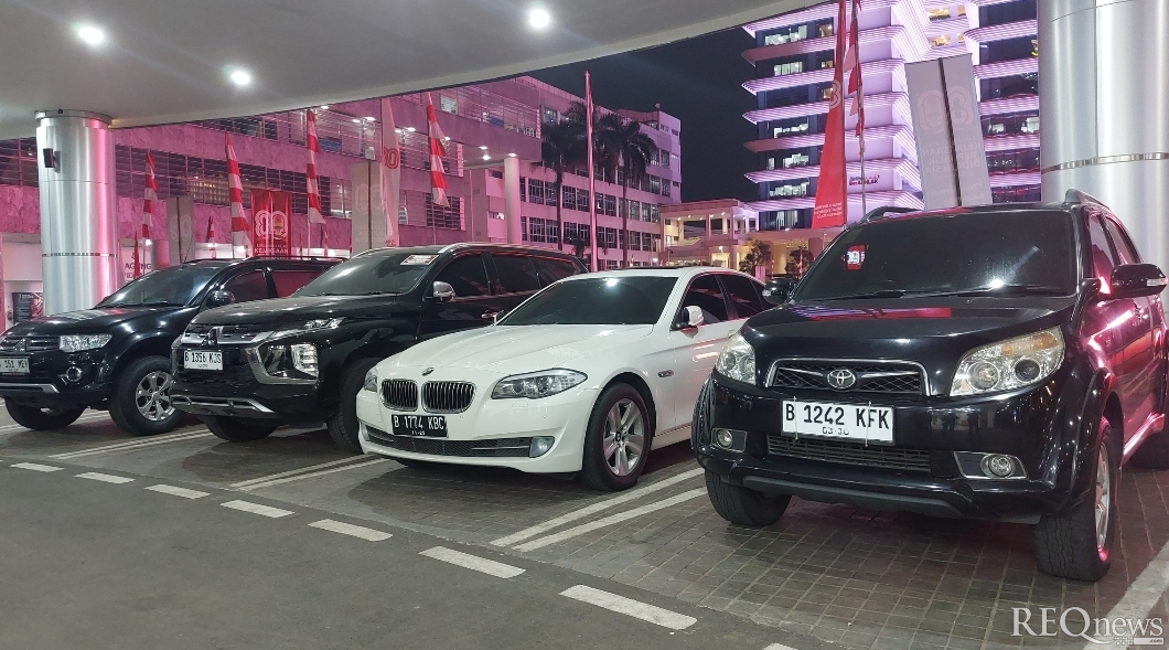 Mobil sitaan Kejagung dari tersangka Riza Chalid (Foto: Hastina/REQnews)