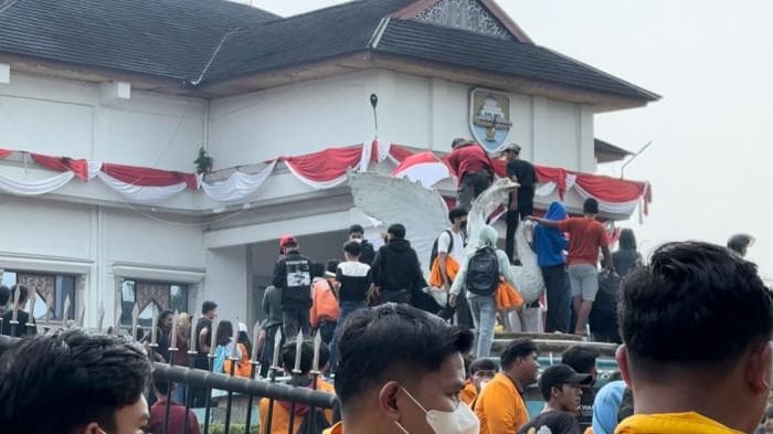 Demonstrasi mahasiswa di DPRD Jambi Rusuh (Foto:Istimewa)
