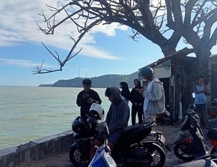 Warga Gorontalo Kumpul di Tepi Pantai Tunggu Kedatangan Tsunami (Foto:Istimewa)