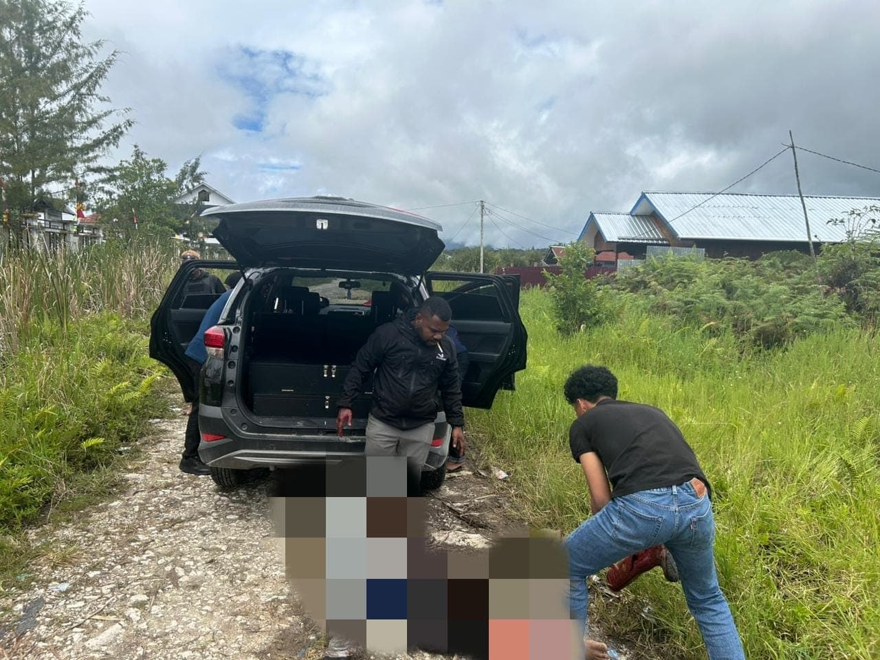 Proses evakuasi korban penganiayaan oleh KKB di Papua Tengah (Foto: Polri)