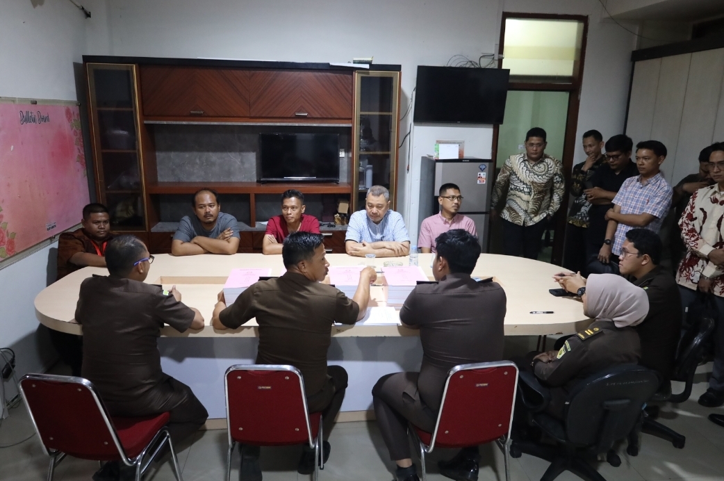 Penyerahan tersangka dan barang bukti kasus dugaan korupsi pengelolaan sampah di Tangerang Selatan ke JPU (Foto: Kejati Banten)
