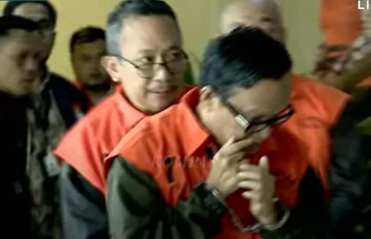Penampakan Wamenaker Immanuel Ebenezer Pakai Rompi Tahanan KPK dengan Tangan Diborgol. (Foto: Youtube Kompas Tv)