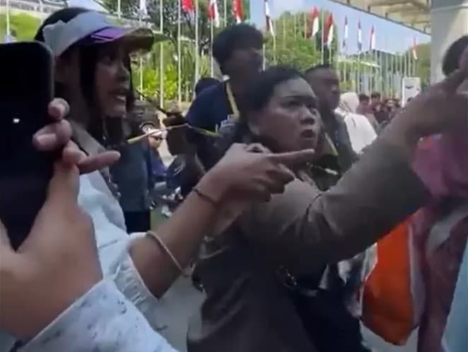 Tak Terima Ditegur Usai Serobot Antrean, Emak-emak Tampar Pria di Acara KAI Expo. (Foto: TikTok)