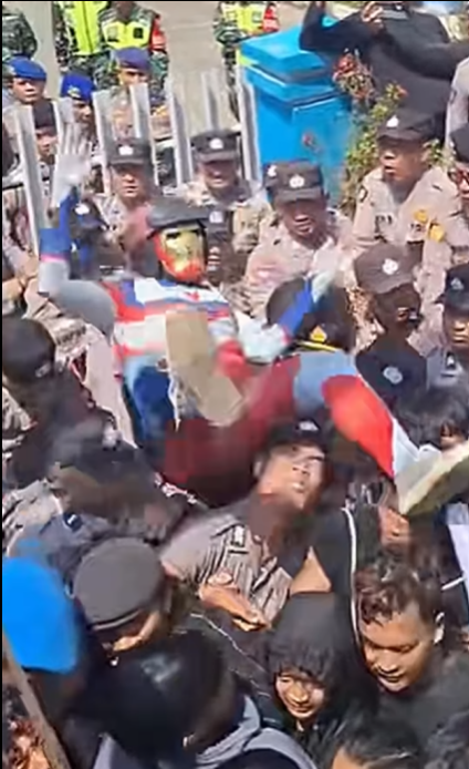 Viral Momen Ultramen Bertopeng Ironman Lompat di Kerumunan Polisi, Warganet: Ultramen Turun ke Bumi