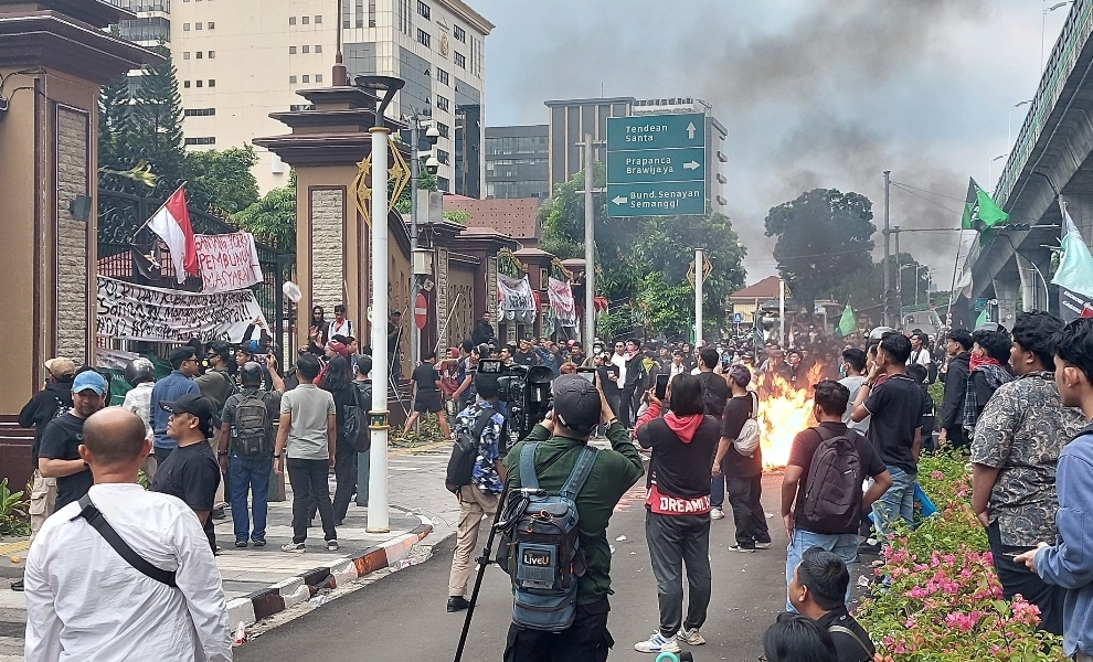 Aksi demonstrasi di depan Mabes Polri, Jakarta Selatan (Foto: Hastina/REQnews)