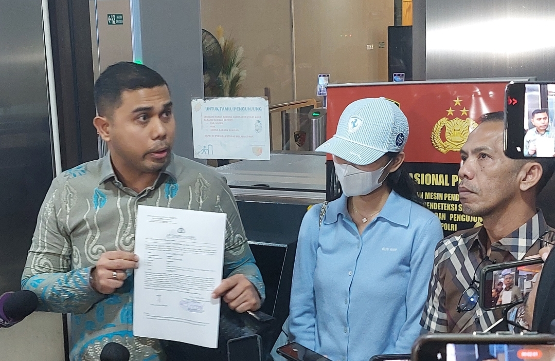 Istri pesepakbola Pratama Arhan, Nurul Azizah Rosiade di Bareskrim Polri, Jakarta Selatan (Foto: Hastina/REQnews)