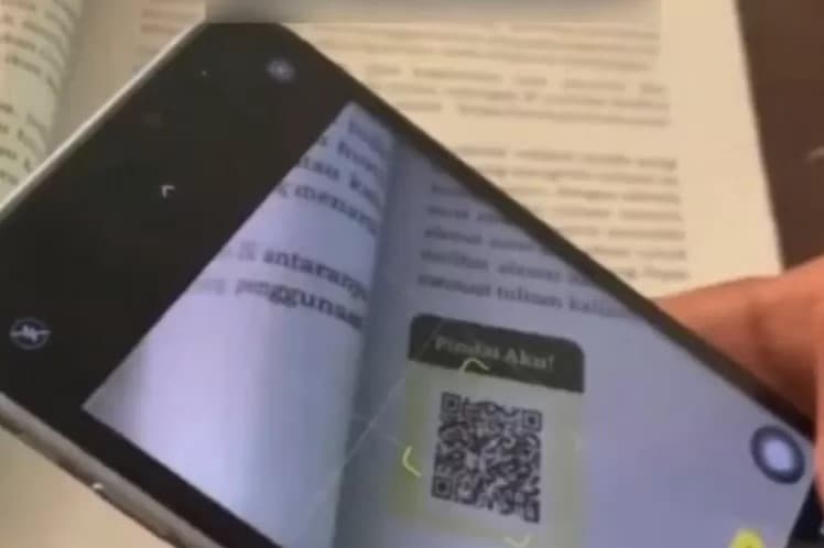 Geger Kode QR di Buku Bahasa Indonesia Kemendikbud Mengarah ke Situs Judol. (Foto: Instagram @goodrecom)