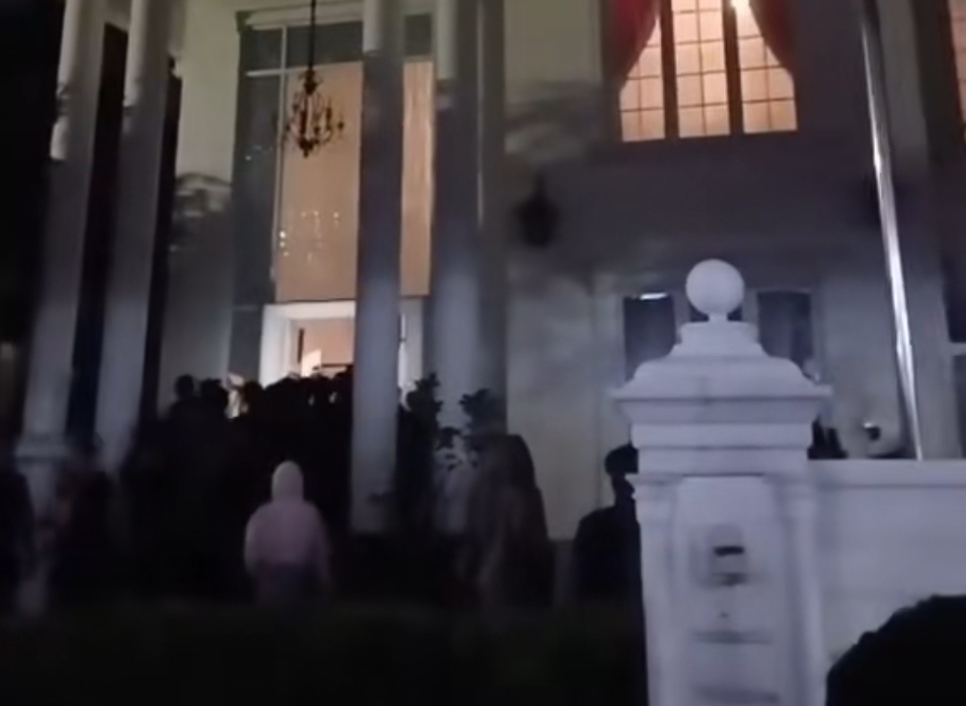 Rumah Anggota DPR RI Uya Kuya dijarah massa (Foto: Istimewa)