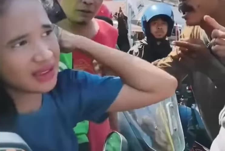Ngeri! Detik-detik Wanita Pengendara Mobil Diamuk Massa, Diduga Pelaku Tabrak Lari