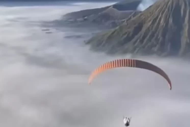 Heboh Wisatawan Lakukan Paralayang di Bromo. (Foto: @indonesian_mountains)