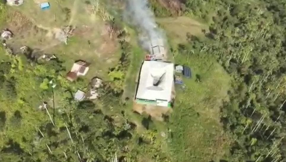 Pembakaran bekas bangunan puskesmas di Distrik Kiwirok, Papua Pegunungan (Foto: Polri)