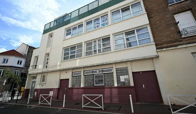 Masjid di Montrouge, pinggiran Paris, yang menjadi korban pelemparan kelapa babi. Foto AFP
