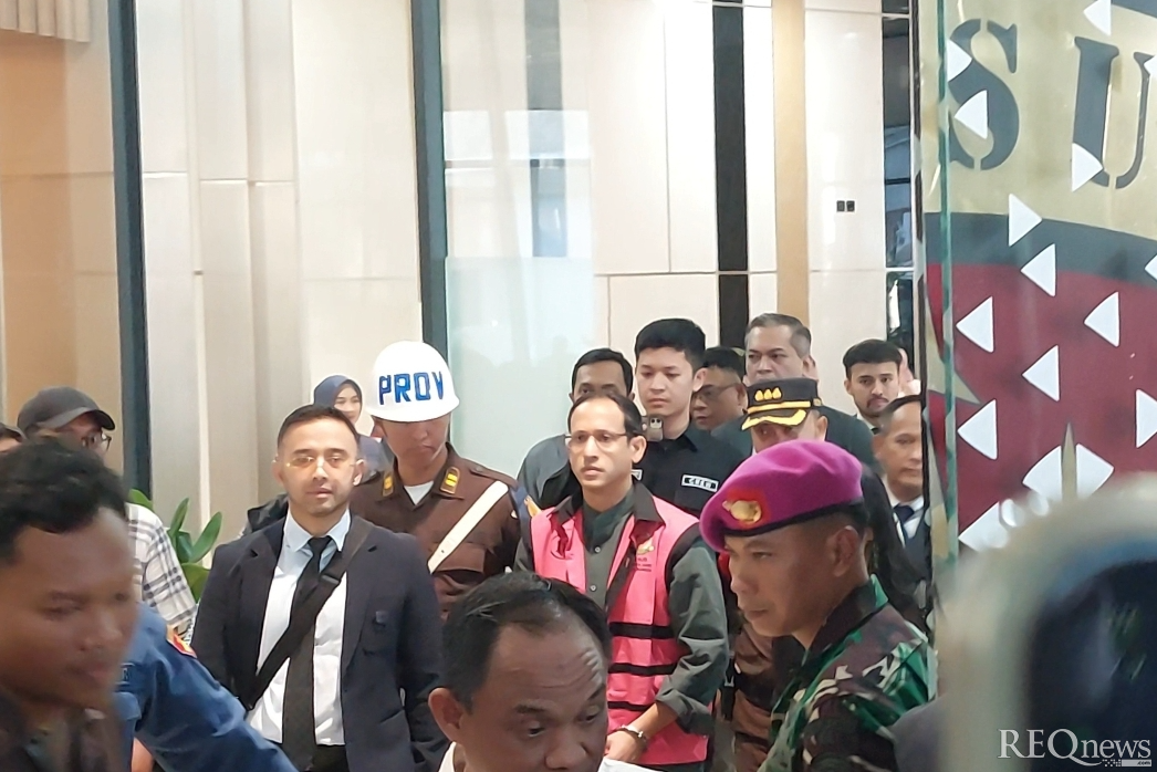 Eks Mendikbud Ristek Nadiem Makarim memakai rompi tahanan Kejaksaan Agung (Foto: Hastina/REQnews)