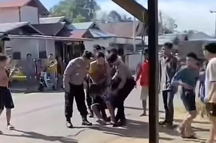Pria mabuk yang banting bayi di Kalsel ditangkap polisi. (Foto: TikTok @dasarlain35)