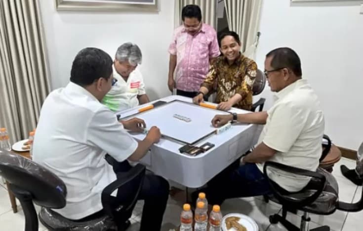 Geger Foto Viral Menhut Raja Juli Antoni Main Domino Bareng Tersangka Pembalakan Liar. (Foto: Instagram @_yusufmuhammad_)