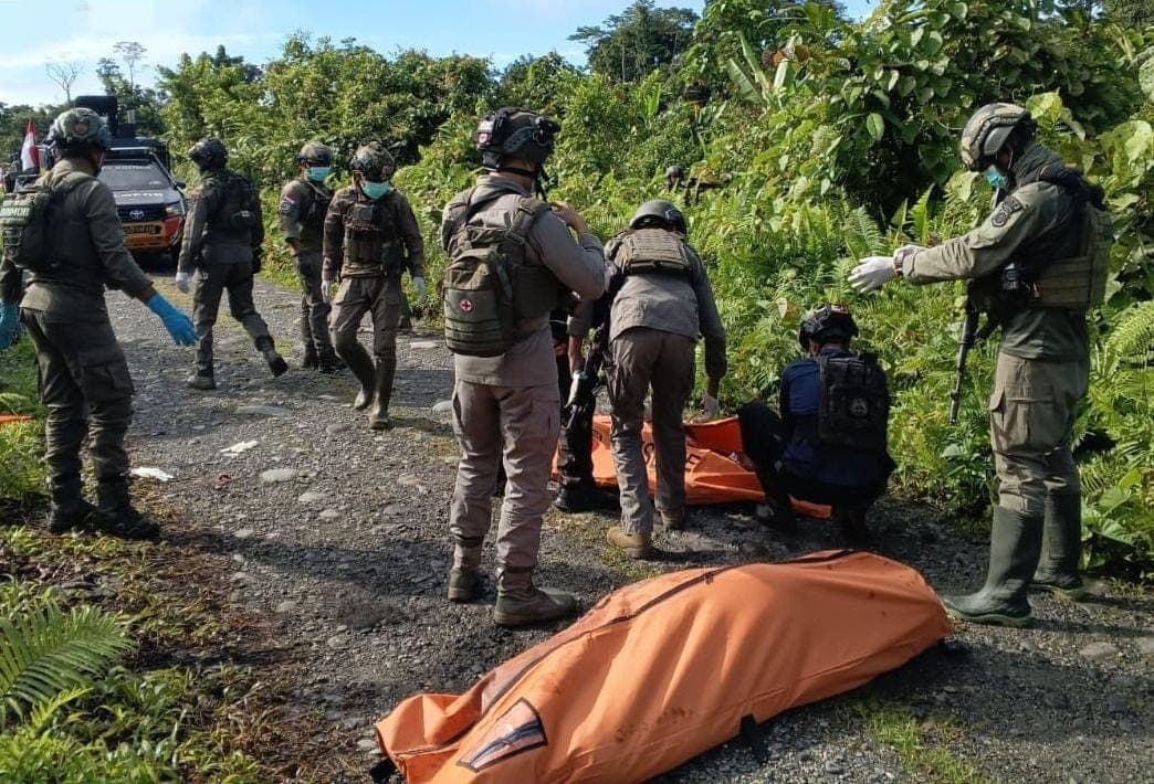 Proses evakuasi dua korban pembunuhan KKB di Yahukimo (Foto: Polri)