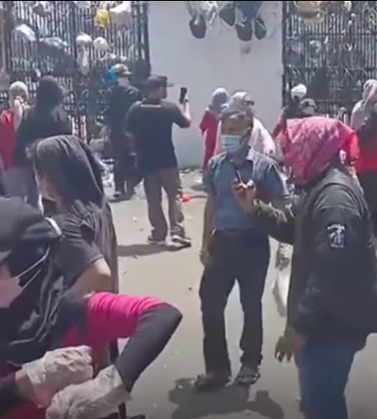Viral Video Sekelompok Emak-emak Pakaian Pink Gelar Unjuk Rasa dan Lempar Sampah ke Gedung DPRD Jawa Barat, Warganet Geram