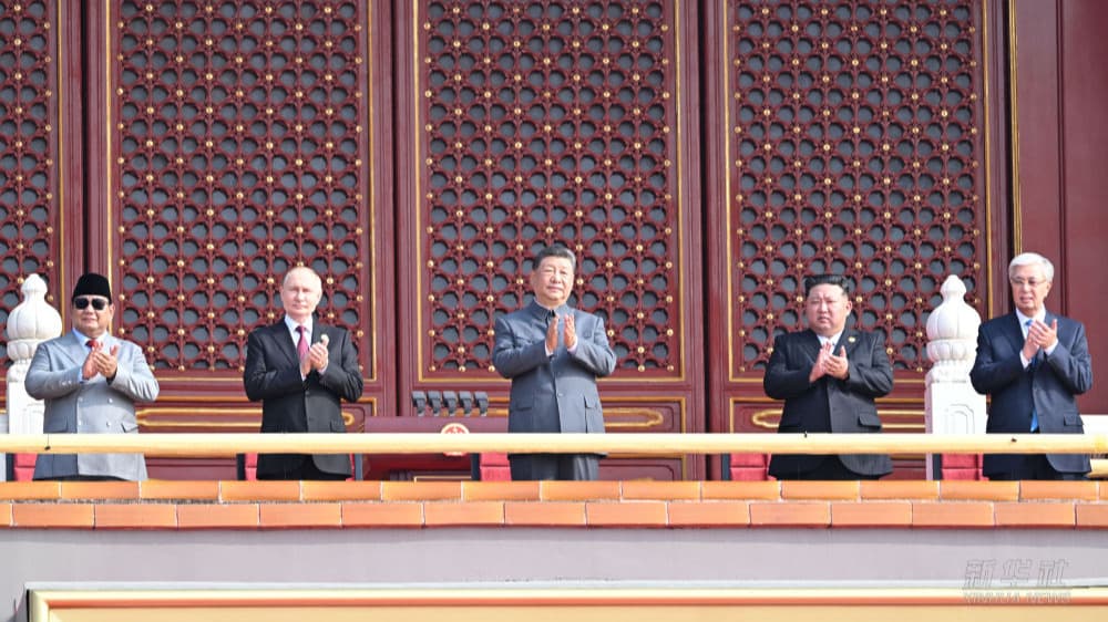Presiden Prabowo Subianto (kiri) bertepuk tangan berama Presiden Rusia Vladimir Putih, Presiden Tiongkok Xi Jinping, dan pemimpin Korut Kim Jong-un, dalam parade militer memperingati akhir Perang  Dunia II, 3 September, di Beijing. Foto:CTGN