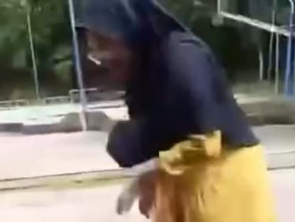 Emak-emak yang Seret Siswi SMA karena Diduga Selingkuh dengan Menantunya Kini Ditangkap Polisi. (Foto: Istimewa)