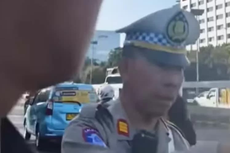 Diminta Bantu Penjual Es Krim yang Kehilangan HP, Reaksi Polisi Ini Bikin Warganet Geleng-geleng. (Foto: Instagram)