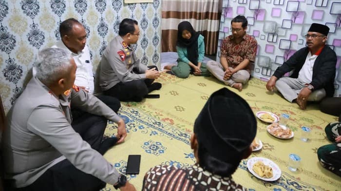 Kapolda DIY Irjen Anggoro Sukartono melayat Almarhum Rheza Sendy Pratama, mahasiswa Amikom Yogyakarta yang meninggal saat Demo.  (Foto: Polda DIY)