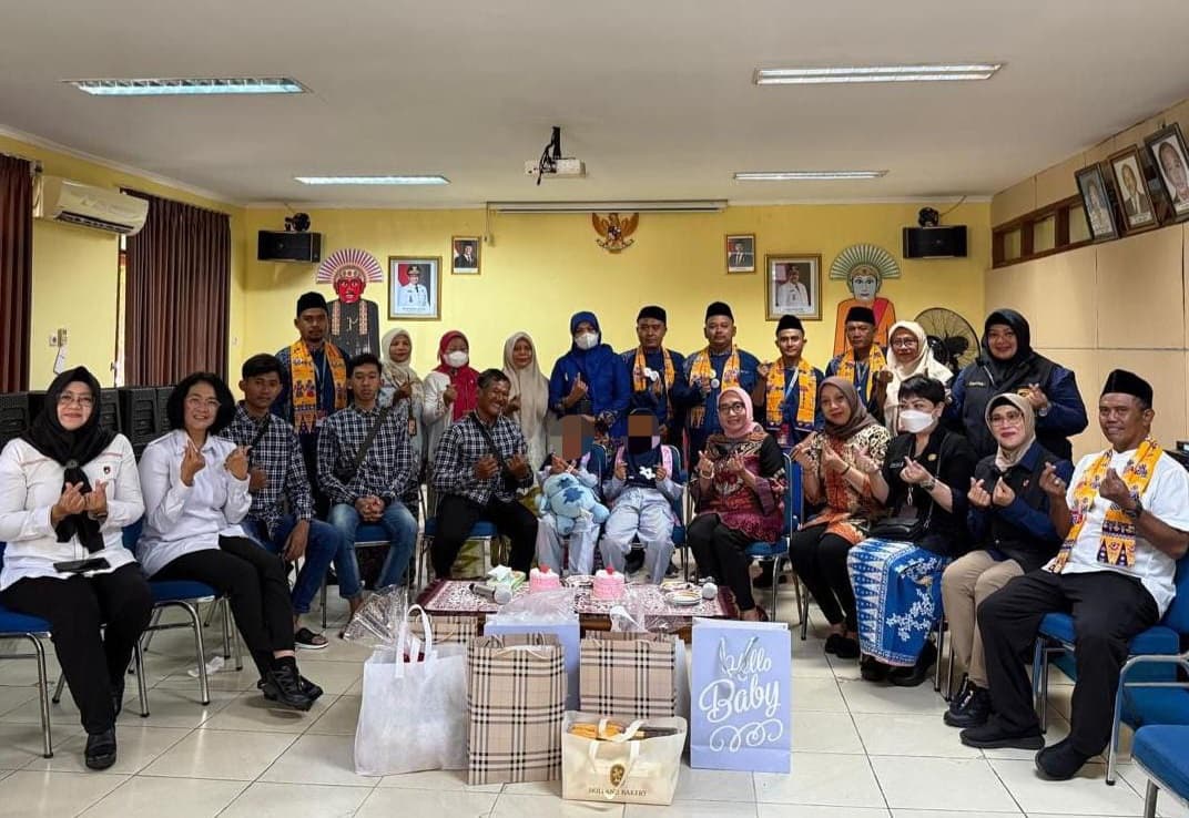 Bocah AMK (9) korban penganiayaan yang ditelantarkan di Pasar Kebayoran Lama, Jakarta Selatan dipertemukan dengan ayah kandung dan saudara kembarnya (Foto: Polri)