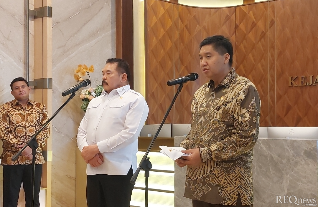 Jaksa Agung ST Burhanuddin dan Menteri Perumahan dan Kawasan Permukiman (PKP) Maruarar Sirait di Kejagung, Jakarta Selatan (Foto: Hastina/REQnews)