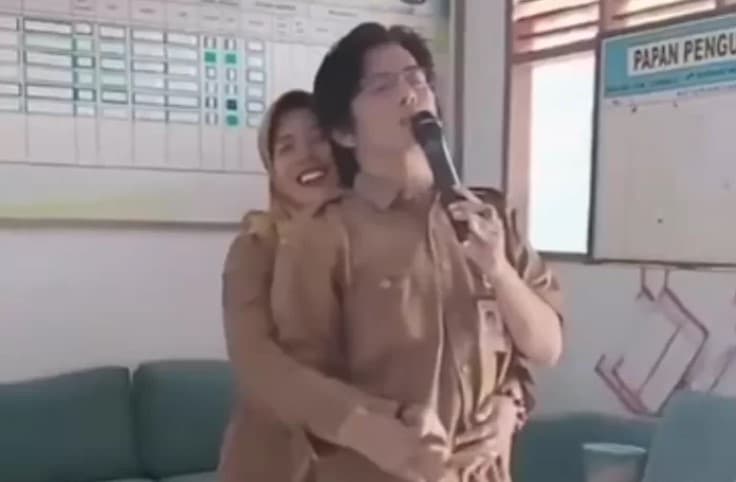 Tuai Kecaman! Dua Oknum Guru SDN Ciodeng 2 Pandeglang Viral Karaoke Sambil Pelukan Pakai Smart TV