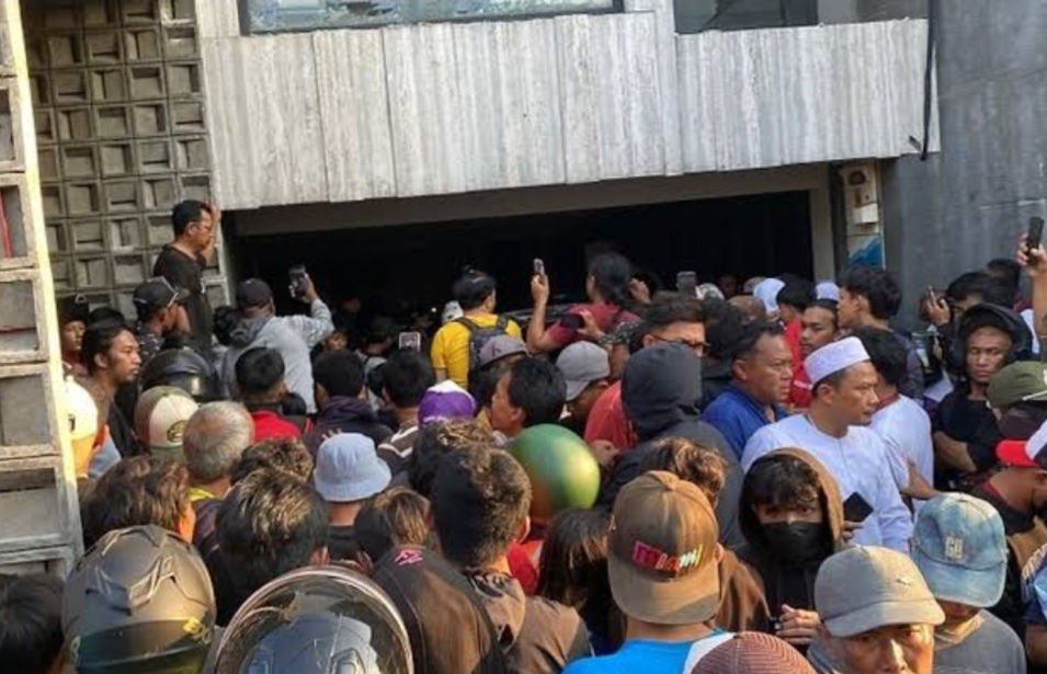 Penjarahan di rumah Ahmad Sahroni (Foto: Istimewa)