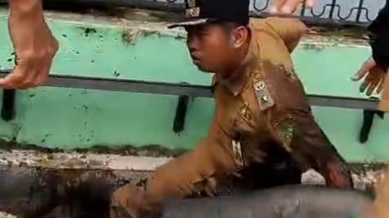 Gila! Warga Tak Terima Polisi Tidur Ilegal dari Ban Dibongkar, Lurah di Medan Didorong hingga Tercebur Selokan