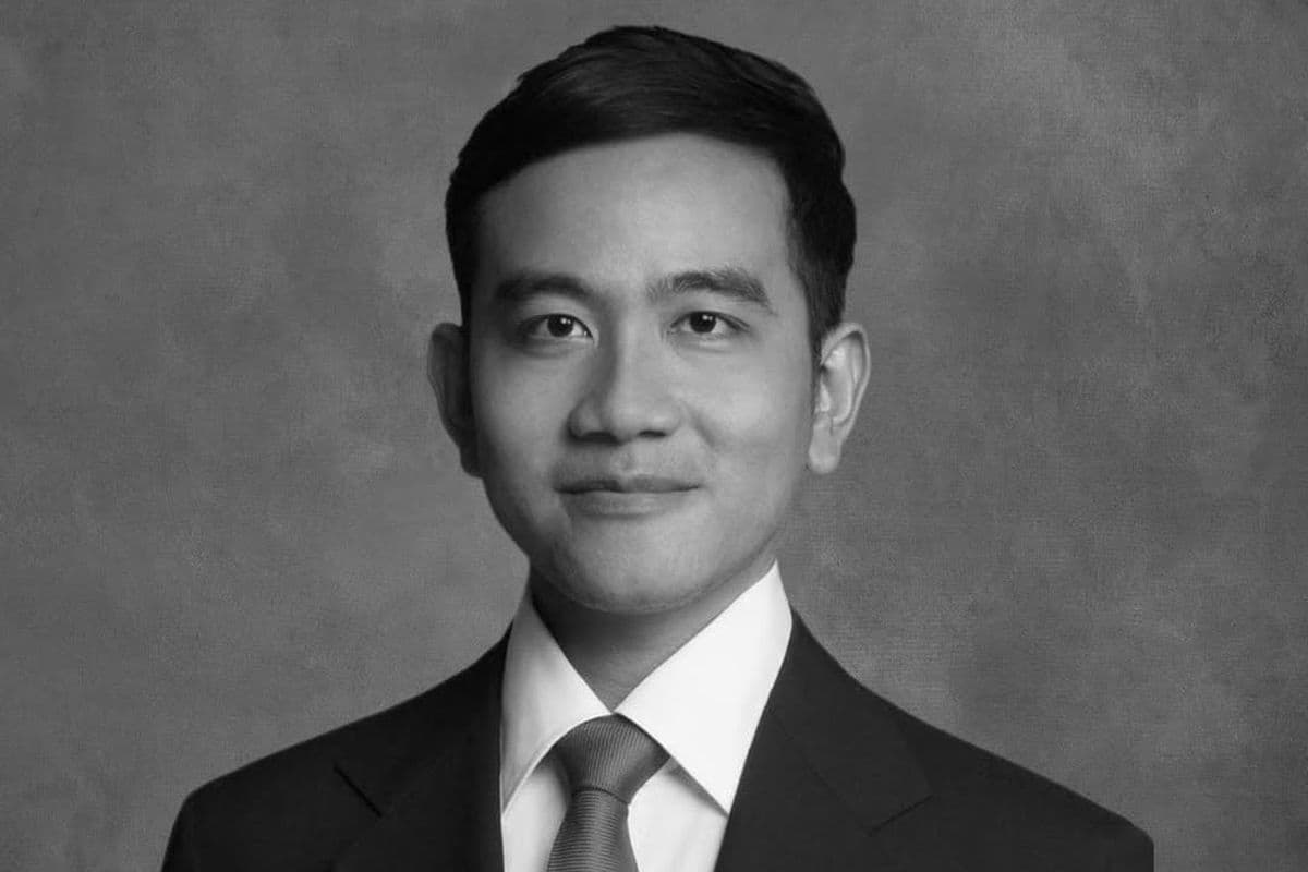 Prabowo Ucapkan Ultah untuk Gibran dengan Foto Hitam Putih