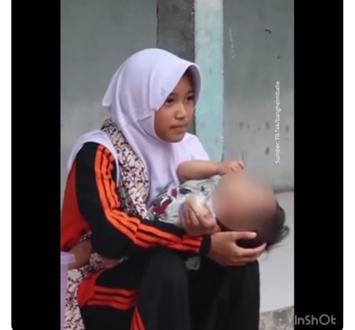 Menyayat Hati! Kisah Zulfa, Siswi MTs di Garut yang Belajar Sambil Gendong Adik Penderita Down Syndrome