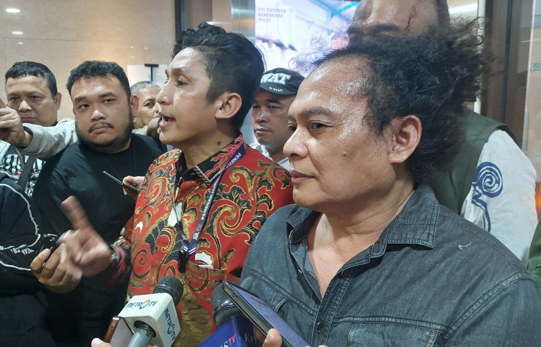 Pengacara Firdaus Oiwobo dan Deolipa Yumara di Mabes Polri, Jakarta Selatan (Foto: Hastina/REQnews)